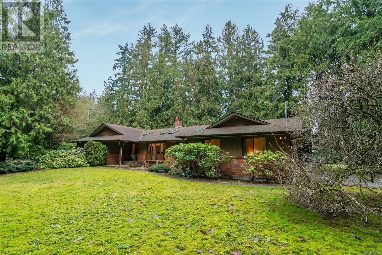 1011 Hollywood Rd, Qualicum Beach, British Columbia