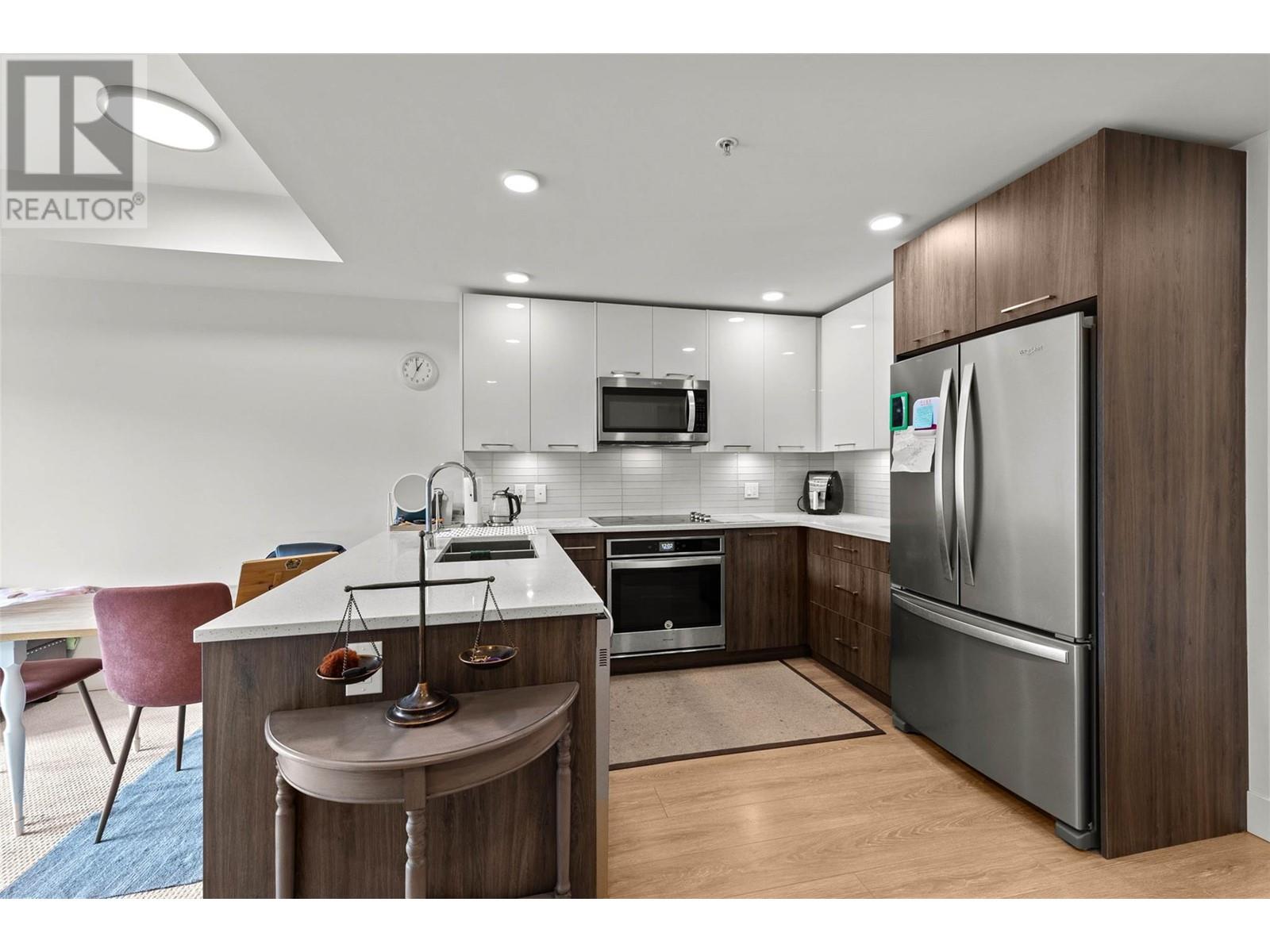 Property at 885 UNIVERSITY Drive Unit# 109 image 3