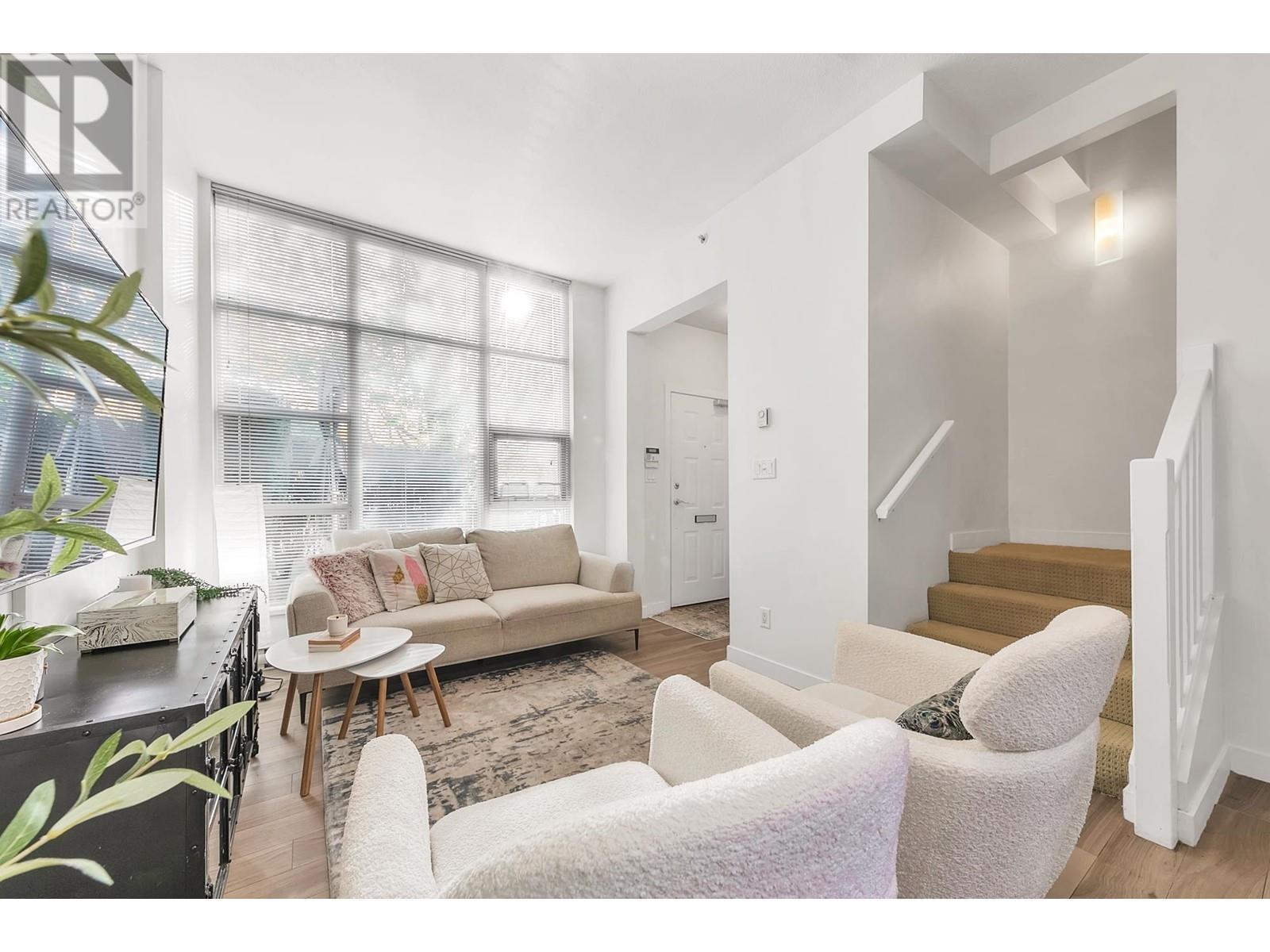 Listing Picture 2 of 33 : 1479 E KING EDWARD AVENUE, Vancouver / 溫哥華 - 魯藝地產 Yvonne Lu Group - MLS Medallion Club Member