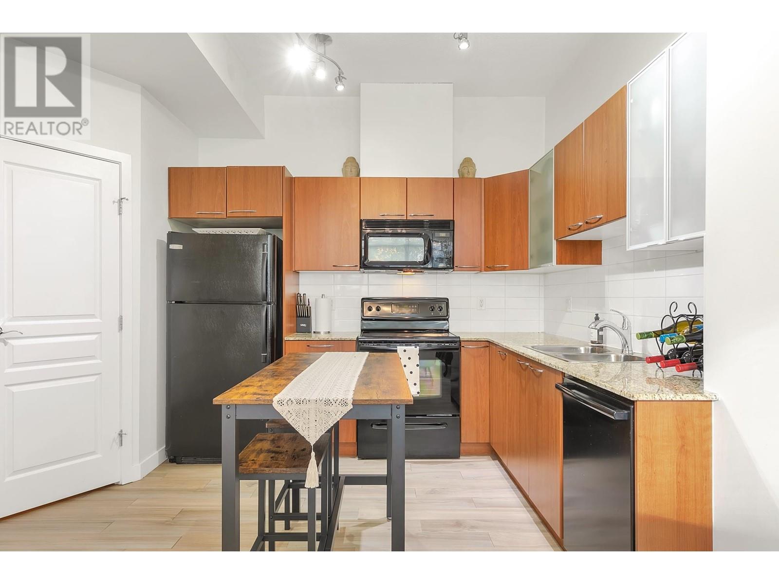 Listing Picture 6 of 33 : 1479 E KING EDWARD AVENUE, Vancouver / 溫哥華 - 魯藝地產 Yvonne Lu Group - MLS Medallion Club Member