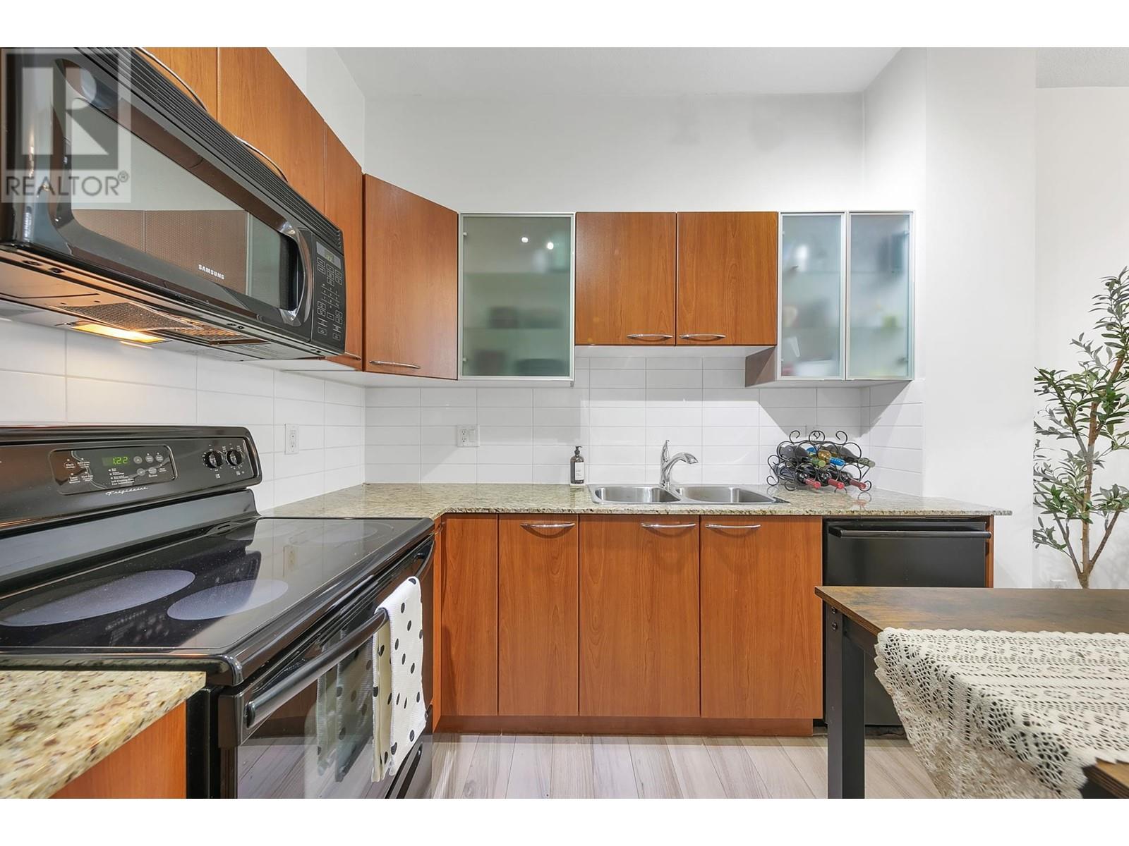 Listing Picture 8 of 33 : 1479 E KING EDWARD AVENUE, Vancouver / 溫哥華 - 魯藝地產 Yvonne Lu Group - MLS Medallion Club Member