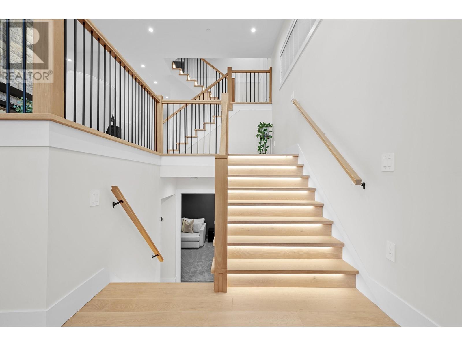 21996 Isaac Crescent, Maple Ridge, British Columbia  V2X 8N8 - Photo 3 - R2955935