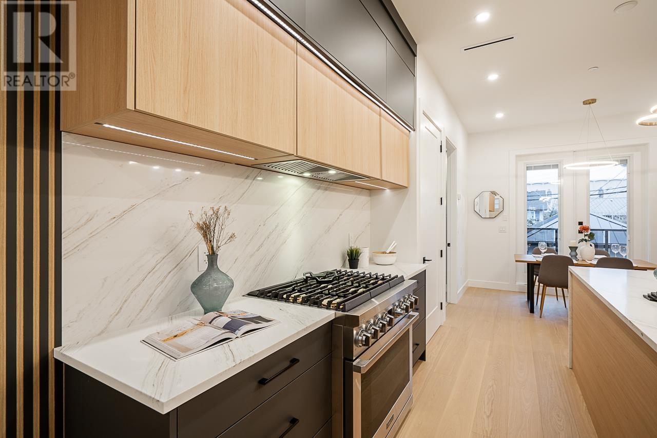 Listing Picture 11 of 36 : 2329 E 49TH AVENUE, Vancouver / 溫哥華 - 魯藝地產 Yvonne Lu Group - MLS Medallion Club Member