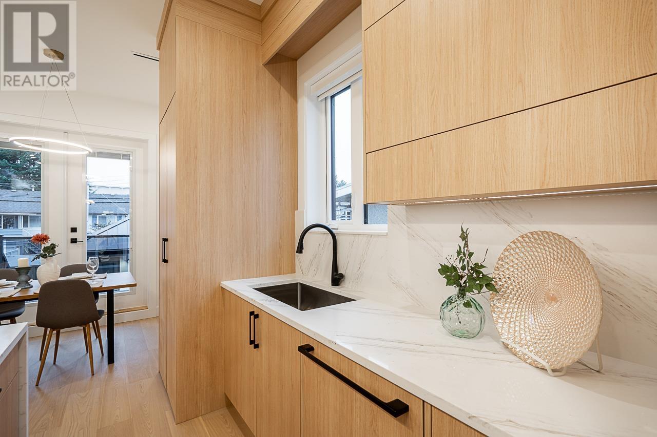 Listing Picture 10 of 36 : 2329 E 49TH AVENUE, Vancouver / 溫哥華 - 魯藝地產 Yvonne Lu Group - MLS Medallion Club Member