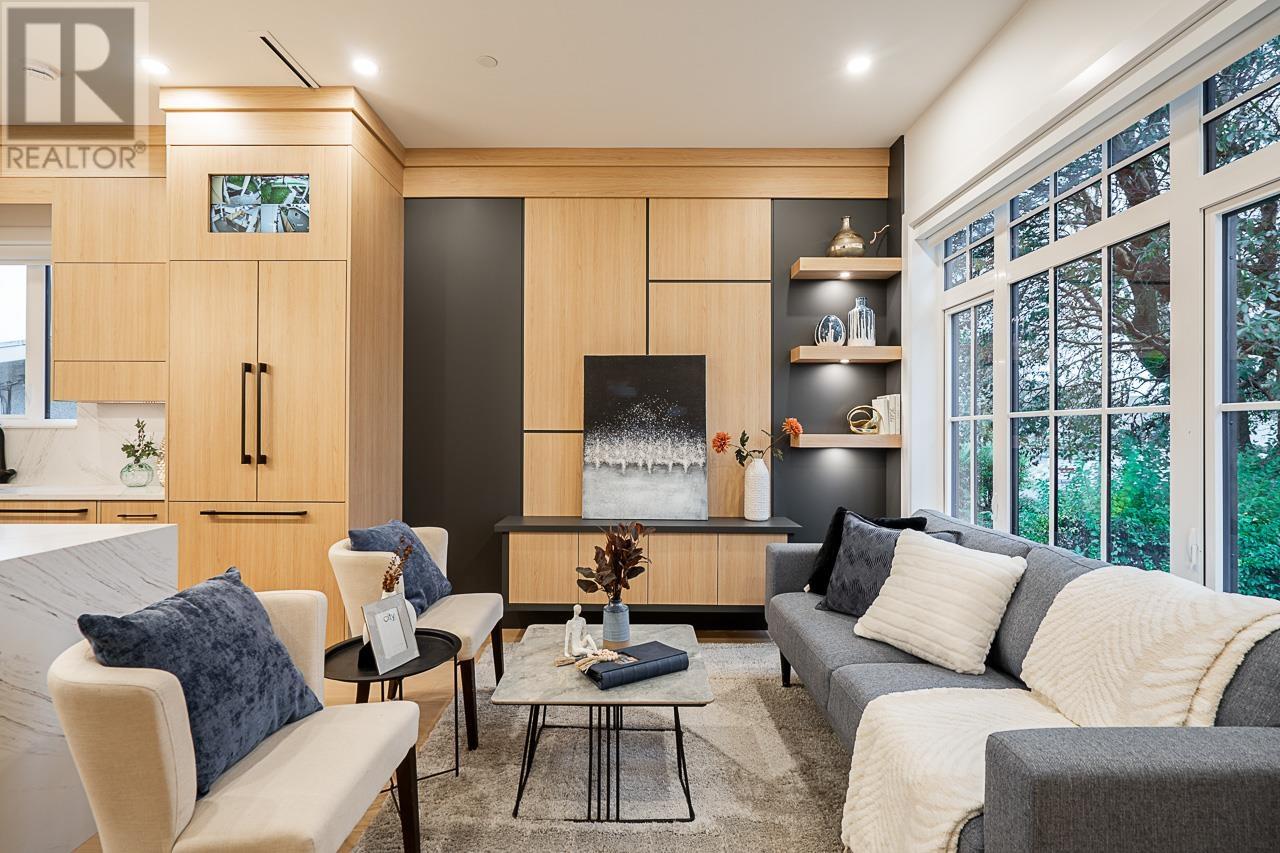 Listing Picture 2 of 36 : 2329 E 49TH AVENUE, Vancouver / 溫哥華 - 魯藝地產 Yvonne Lu Group - MLS Medallion Club Member