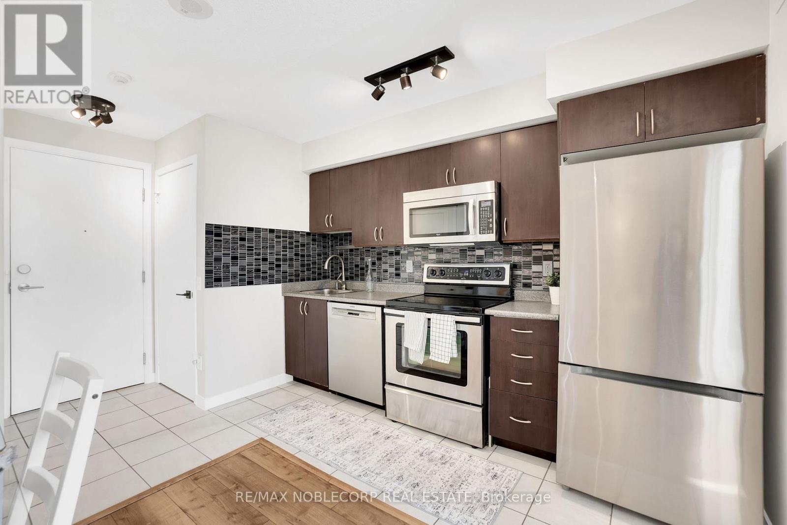 914 - 61 Heintzman Street S, Toronto, Ontario  M6P 5A2 - Photo 7 - W11922953