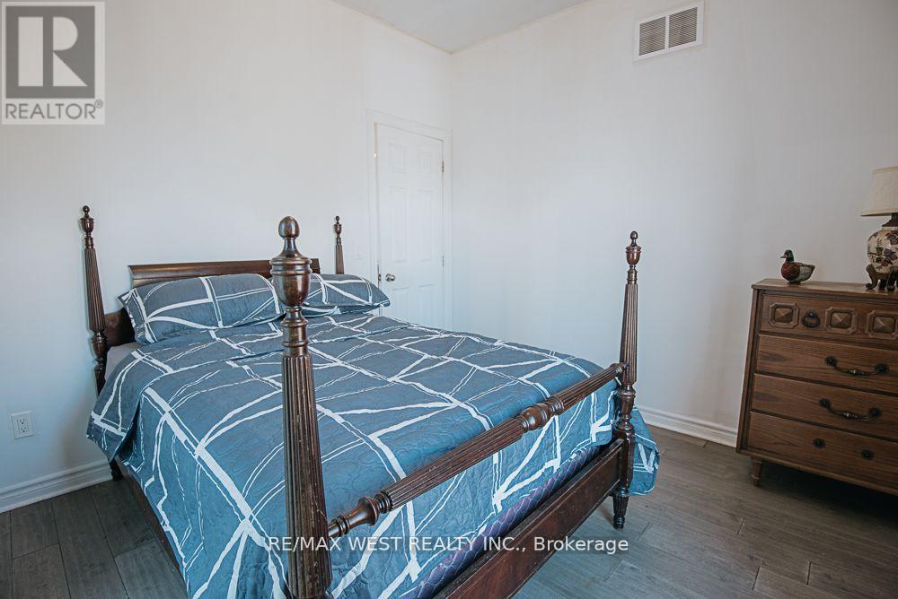 Property at 31 SILVER BIRCH STREET image 4