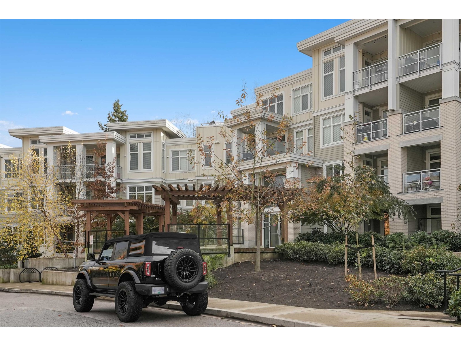 Property at 405 15436 31 AVENUE image 1