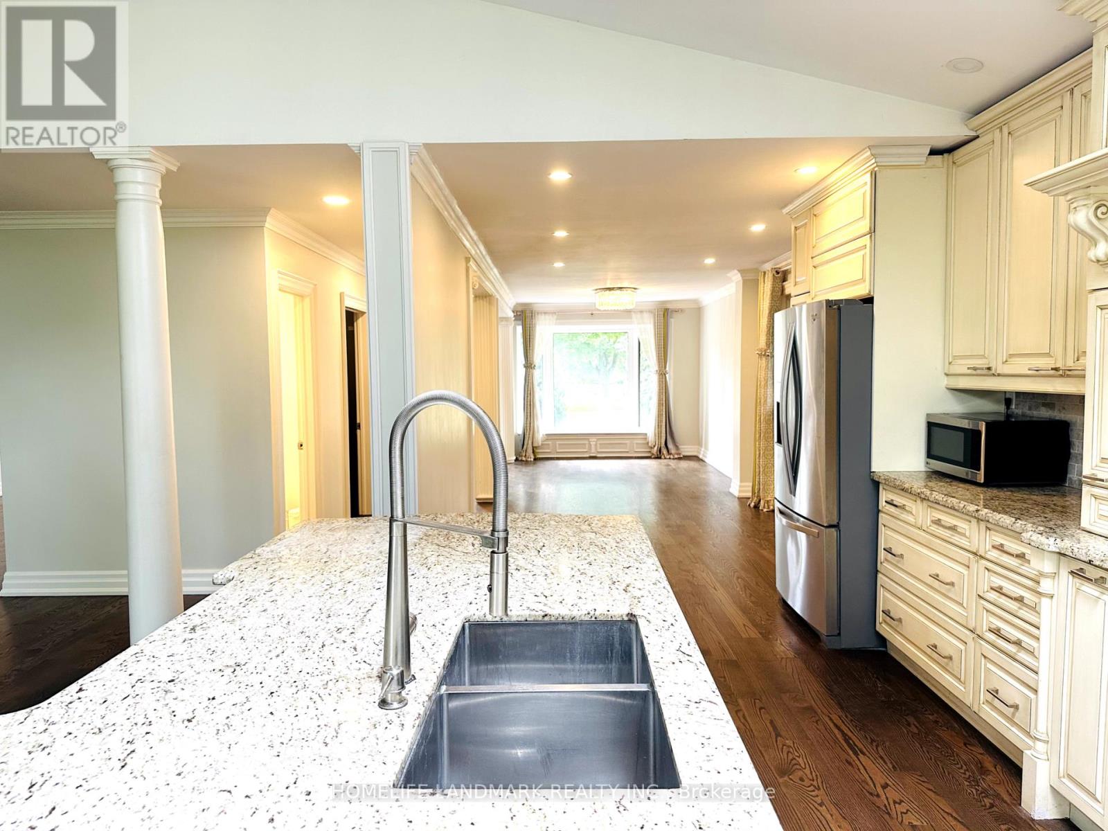 125 Bannatyne Drive, Toronto (St. Andrew-Windfields), Ontario  M2L 2P5 - Photo 8 - C11923136