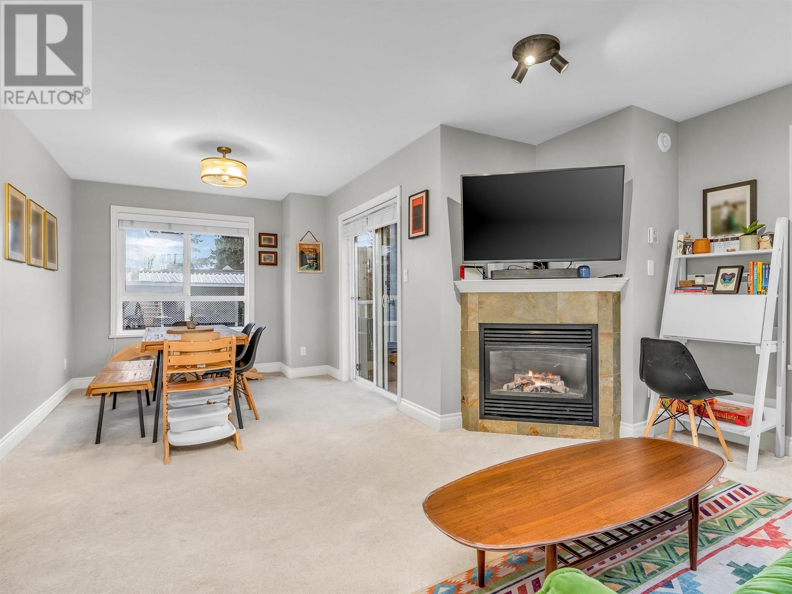 303 128 W 21 Street, North Vancouver, British Columbia  V7M 1Y9 - Photo 4 - R2956081