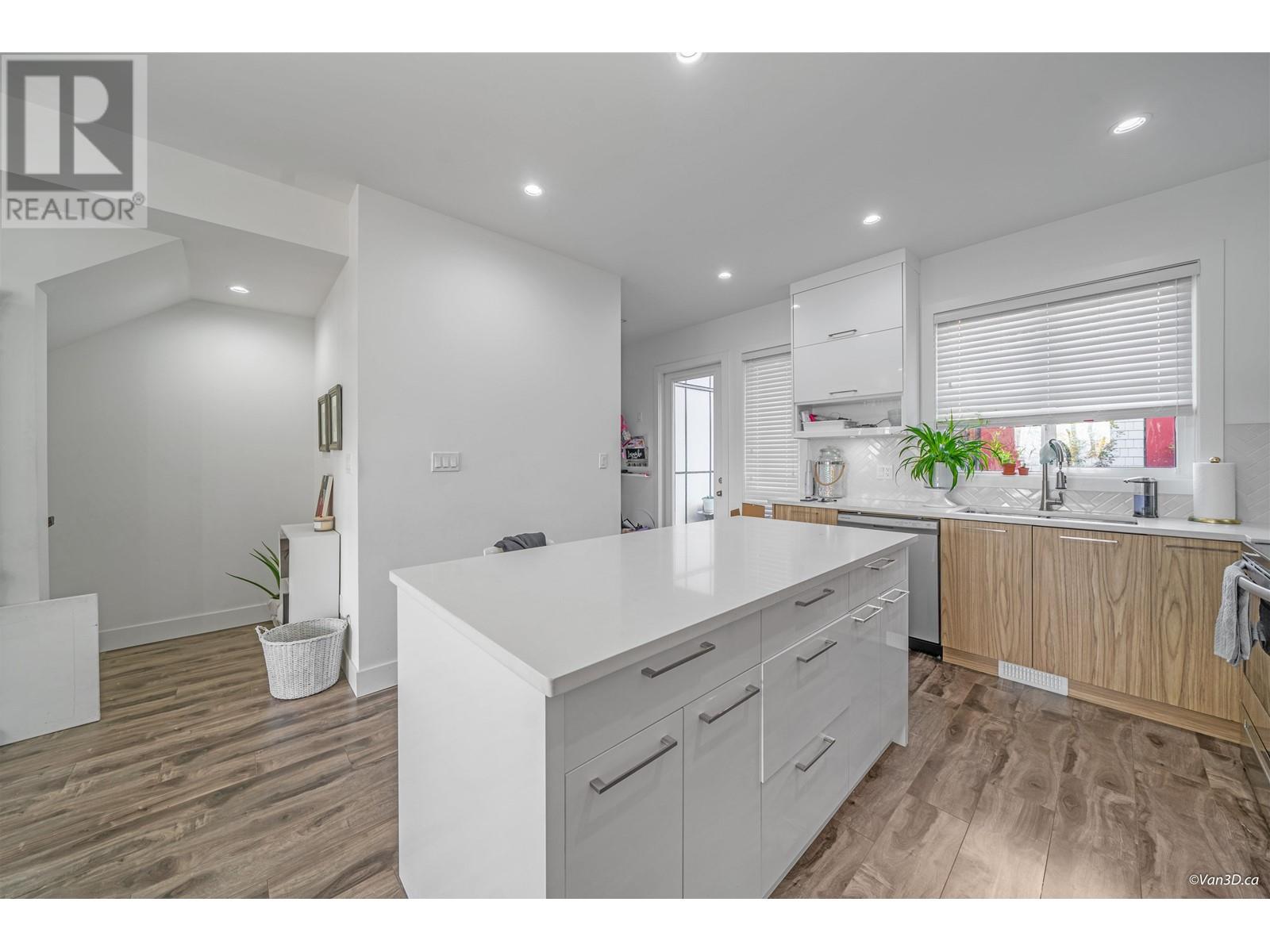 102 3423 ROXTON AVENUE