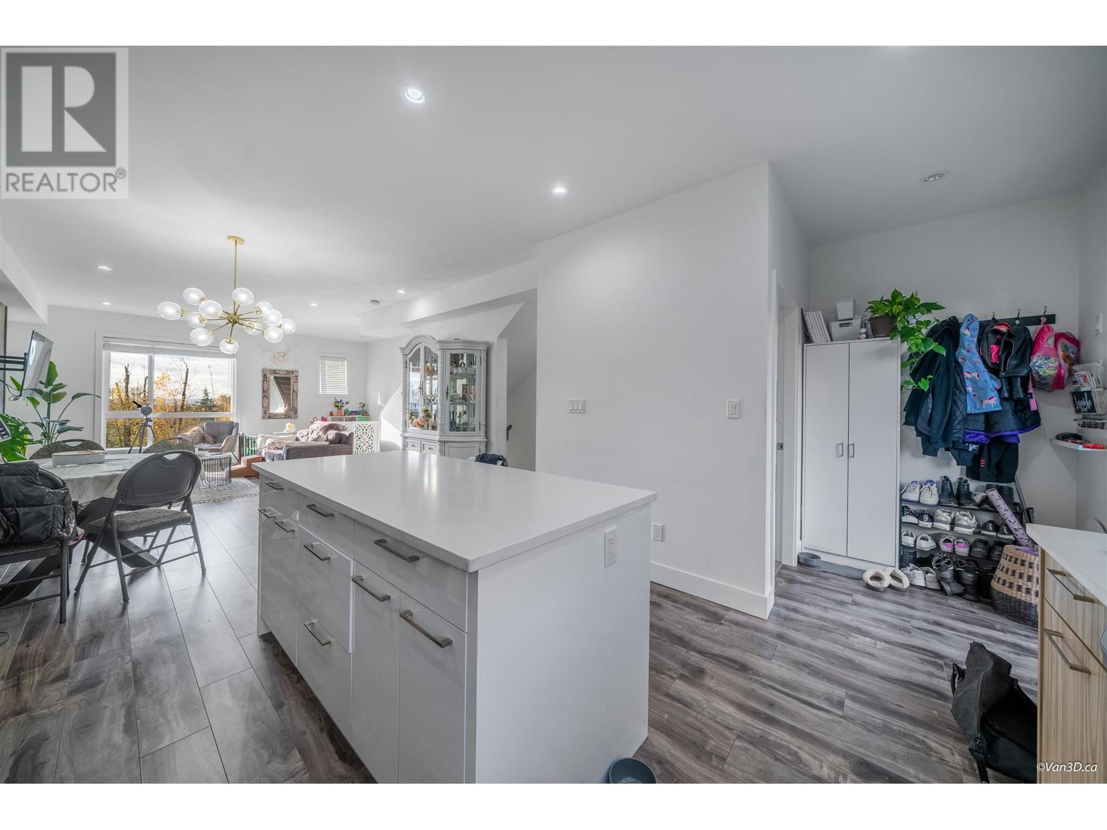 102 3423 ROXTON AVENUE