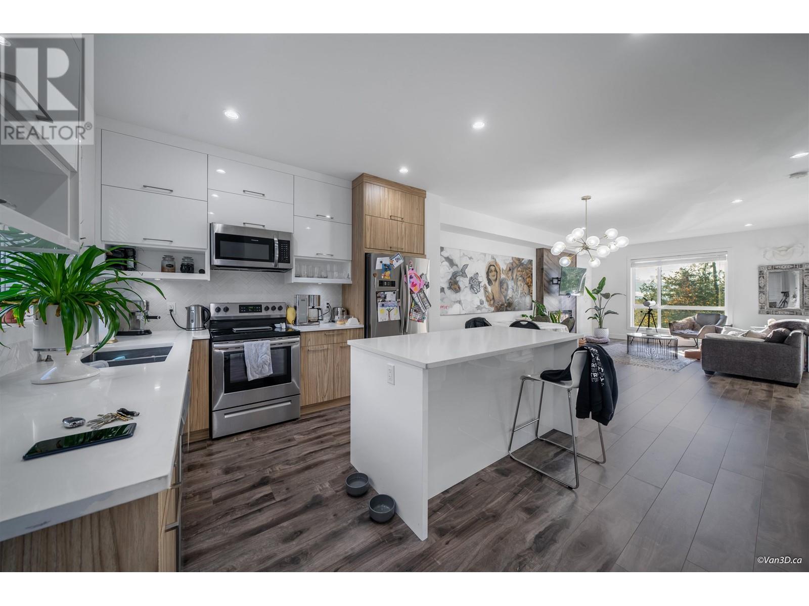 102 3423 ROXTON AVENUE