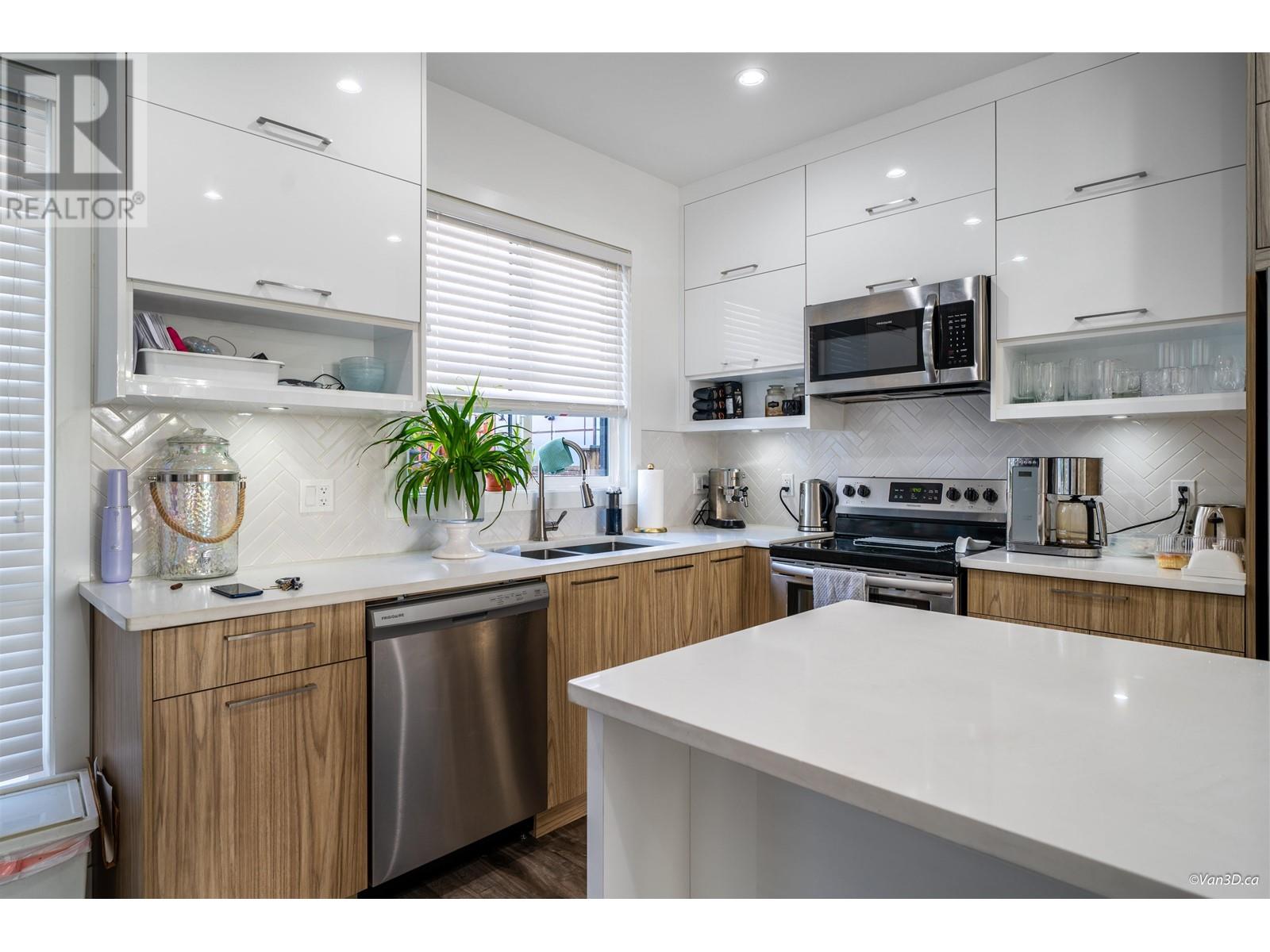 102 3423 ROXTON AVENUE