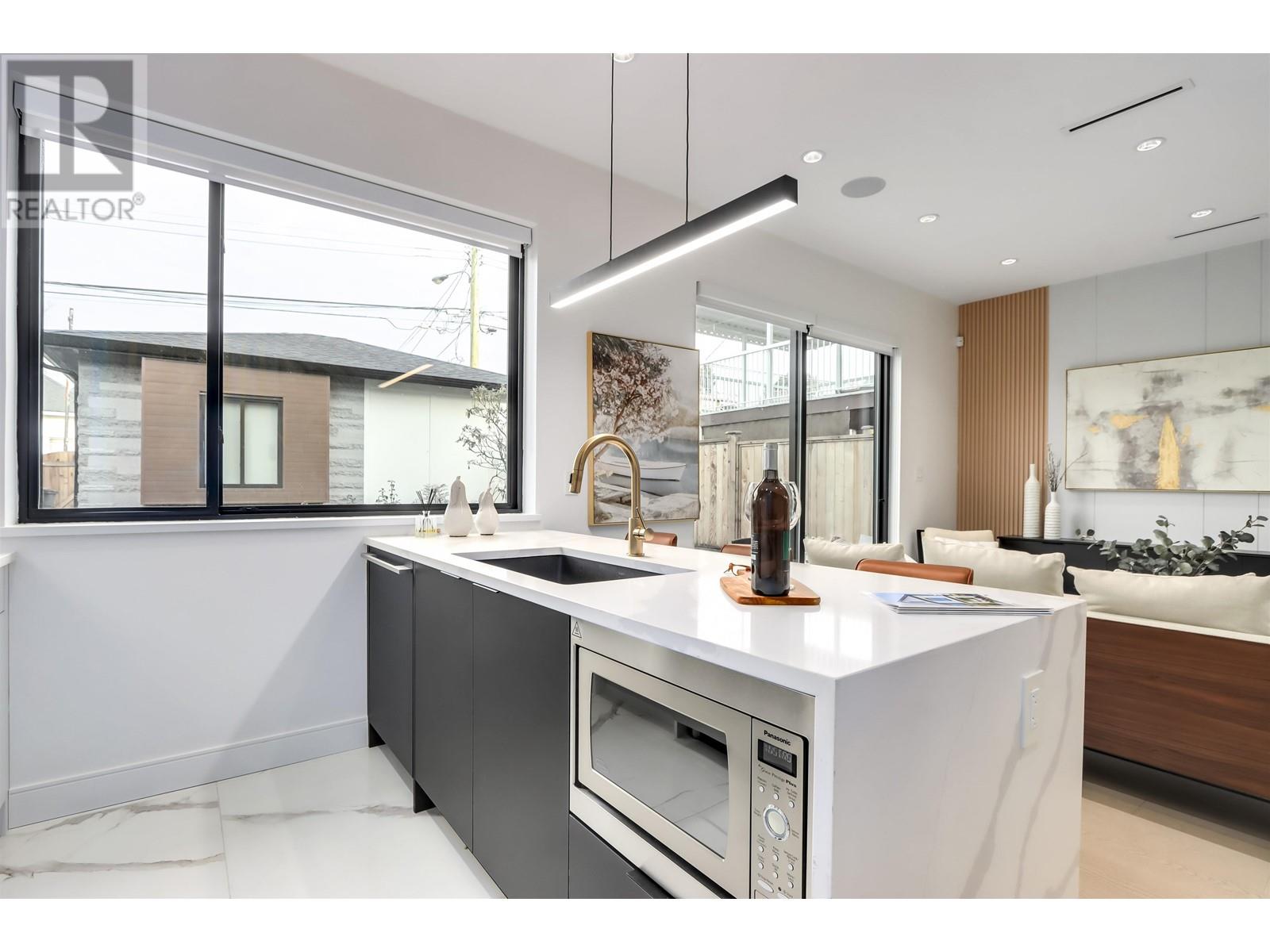 2 1019 E 39TH AVENUE