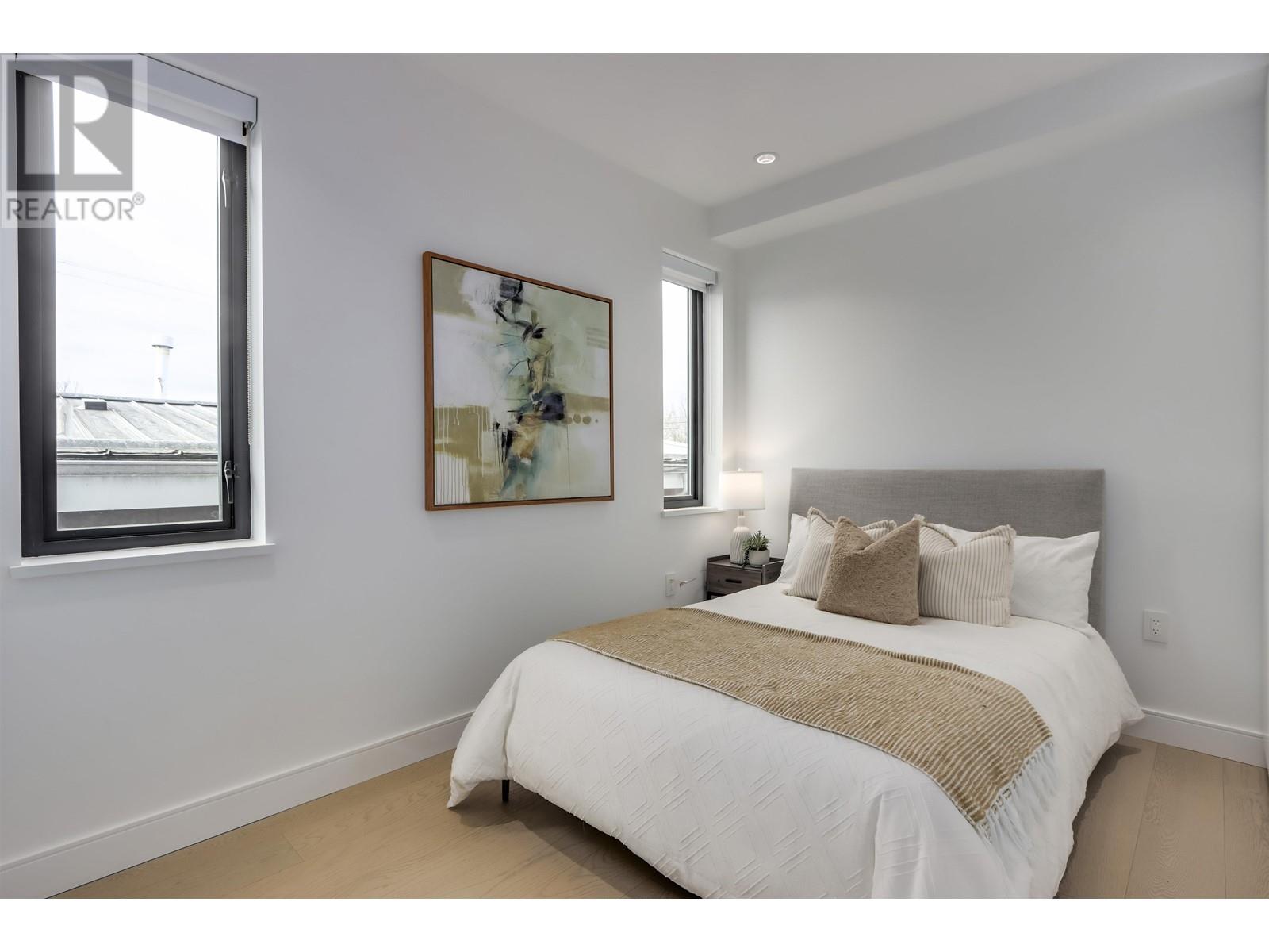 2 1019 E 39TH AVENUE