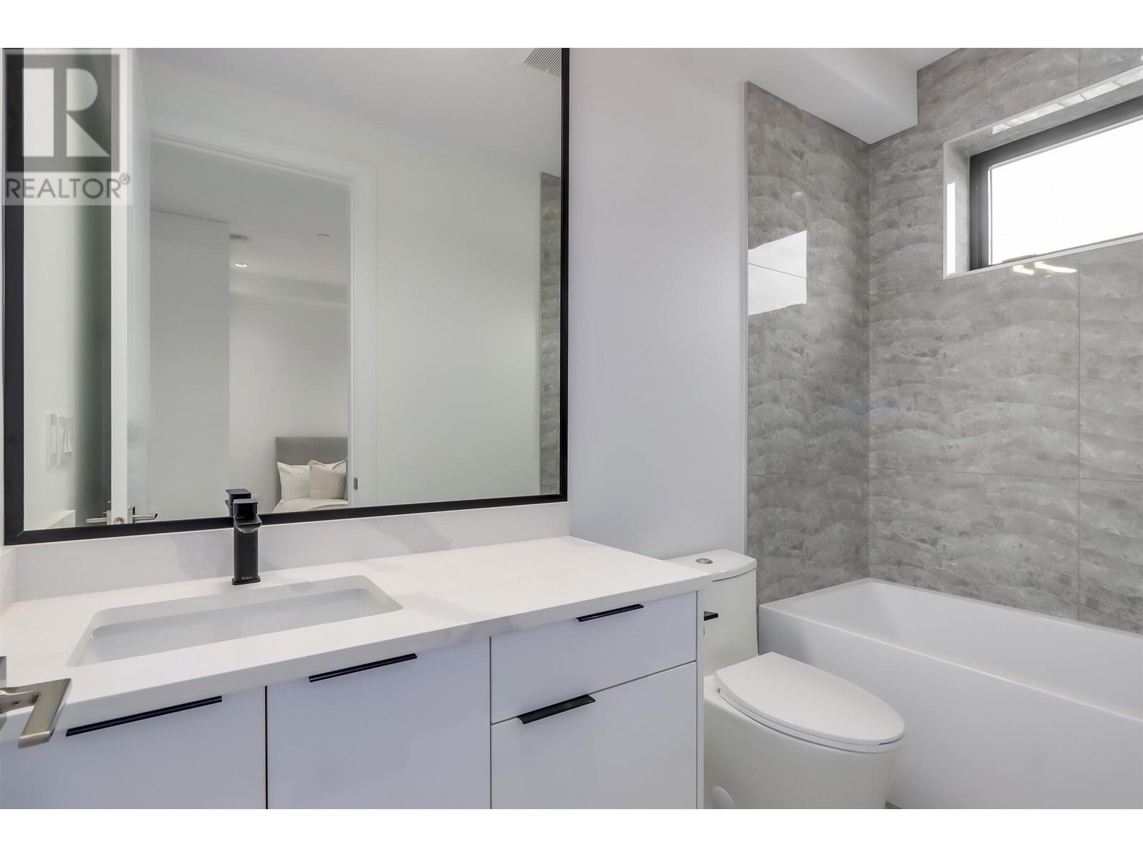 2 1019 E 39TH AVENUE