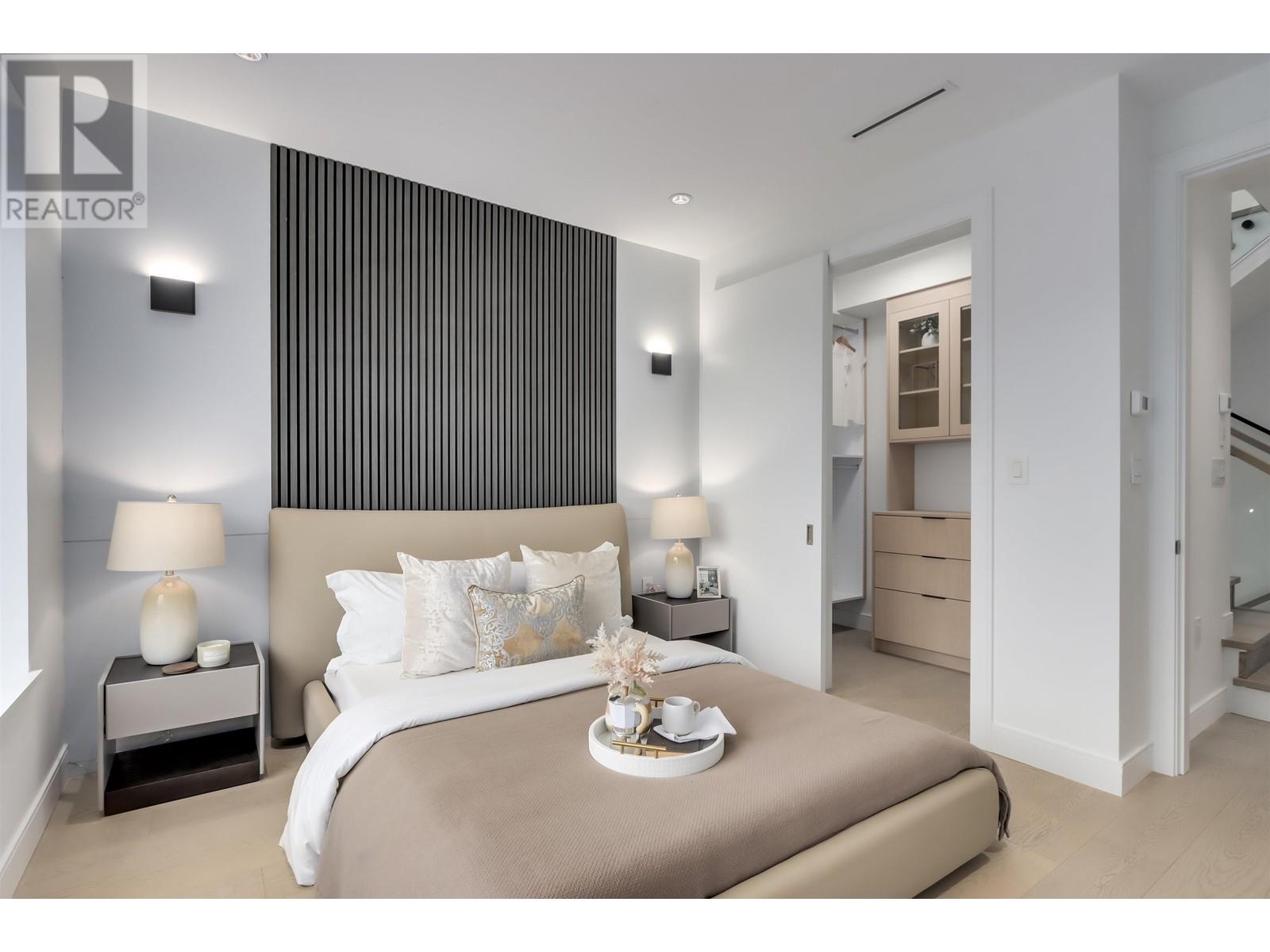 2 1019 E 39TH AVENUE