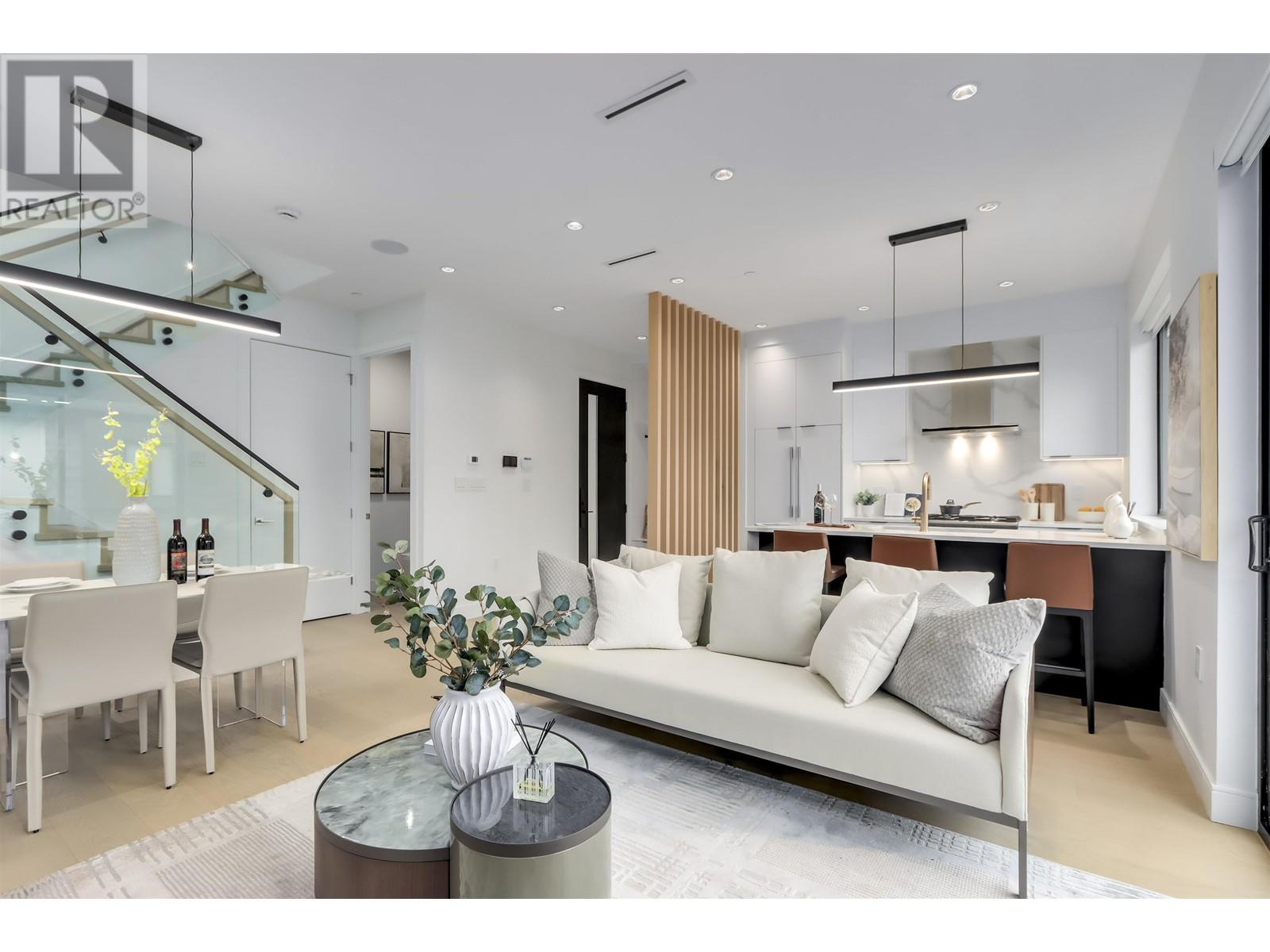 2 1019 E 39TH AVENUE