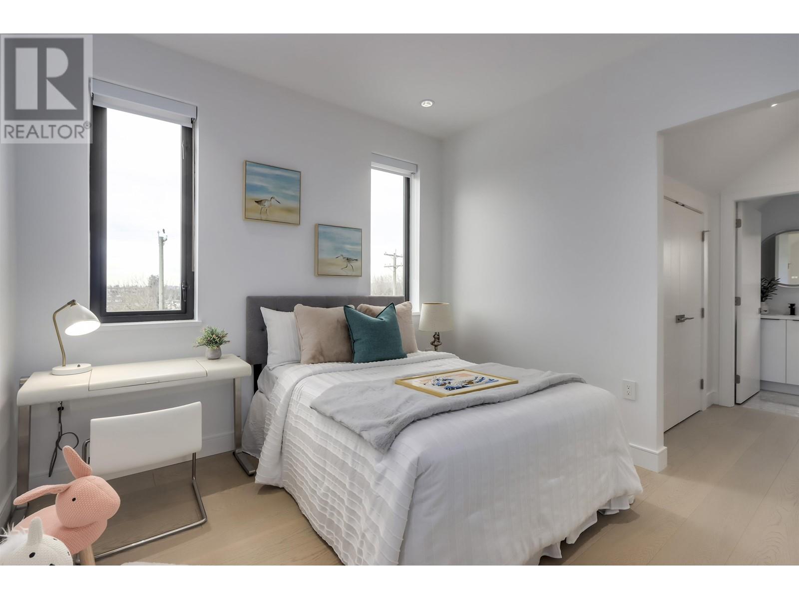 2 1019 E 39TH AVENUE