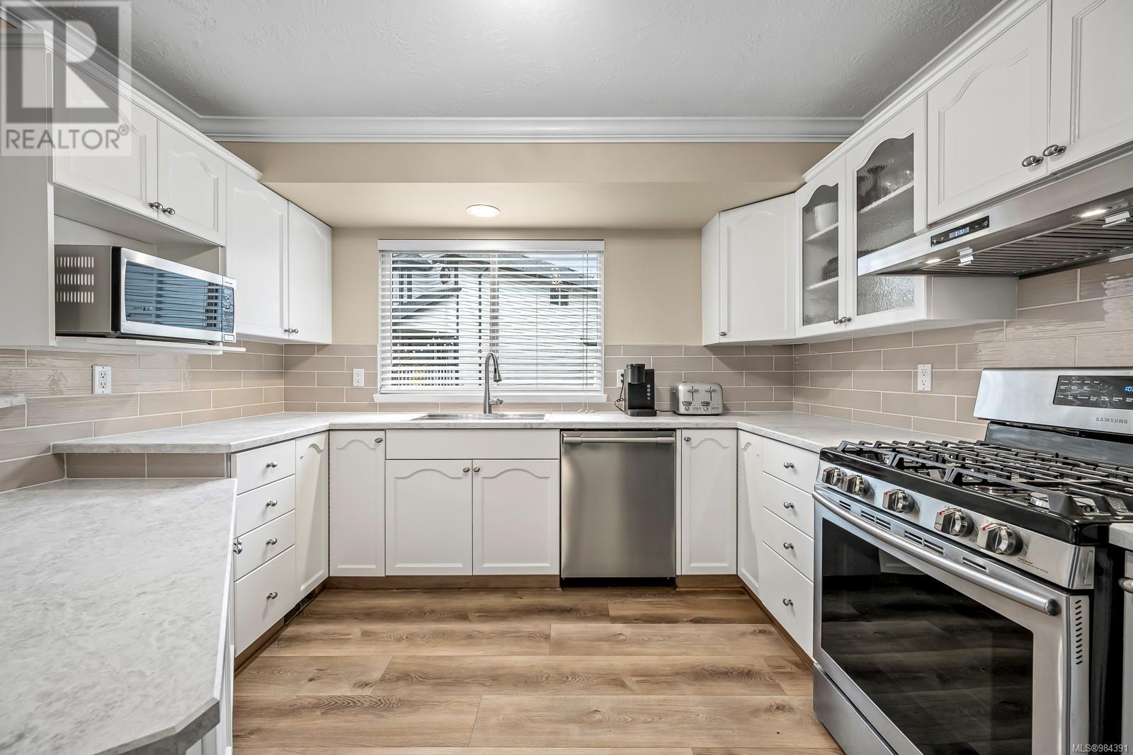 Property at 8 3020 Cliffe Ave image 1
