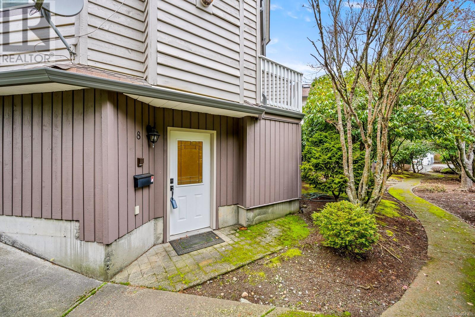 Property at 8 3020 Cliffe Ave image 4