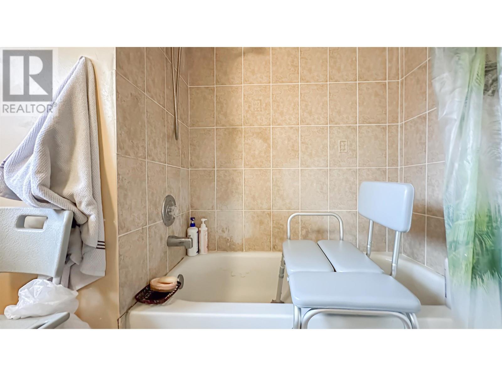 Listing Picture 19 of 39 : 9660 FRANCIS ROAD, Richmond / 烈治文 - 魯藝地產 Yvonne Lu Group - MLS Medallion Club Member