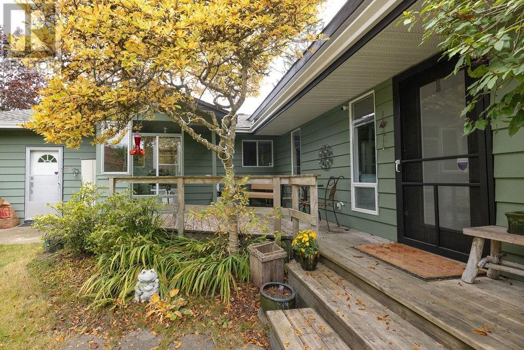5796 Medusa Street, Sechelt, British Columbia  V0N 3A0 - Photo 2 - R2936027