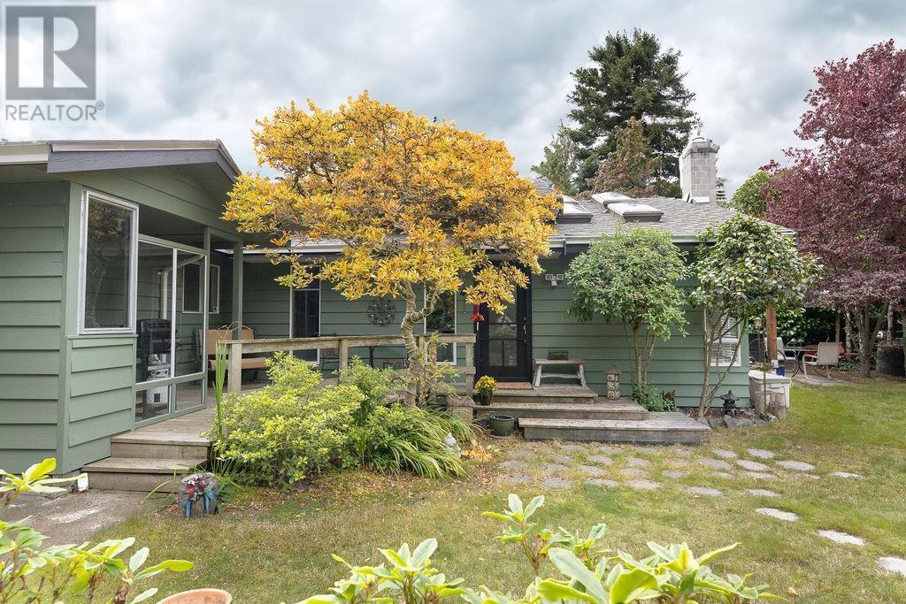 5796 Medusa Street, Sechelt, British Columbia  V0N 3A0 - Photo 1 - R2936027