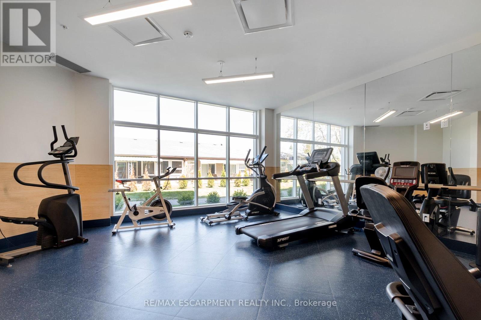 Property at 54 SZOLLOSY CIRCLE image 4