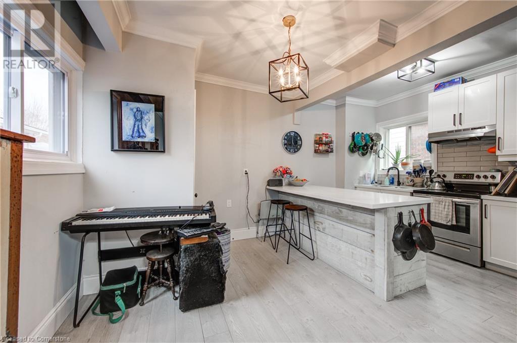 Property at 218 CATHARINE Street N image 4