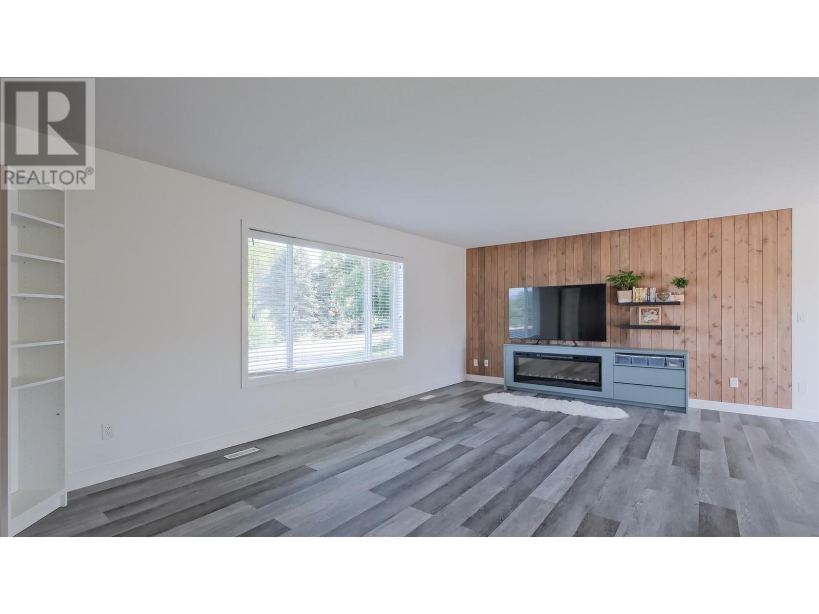Property at 4741 Parkdale Crescent image 5