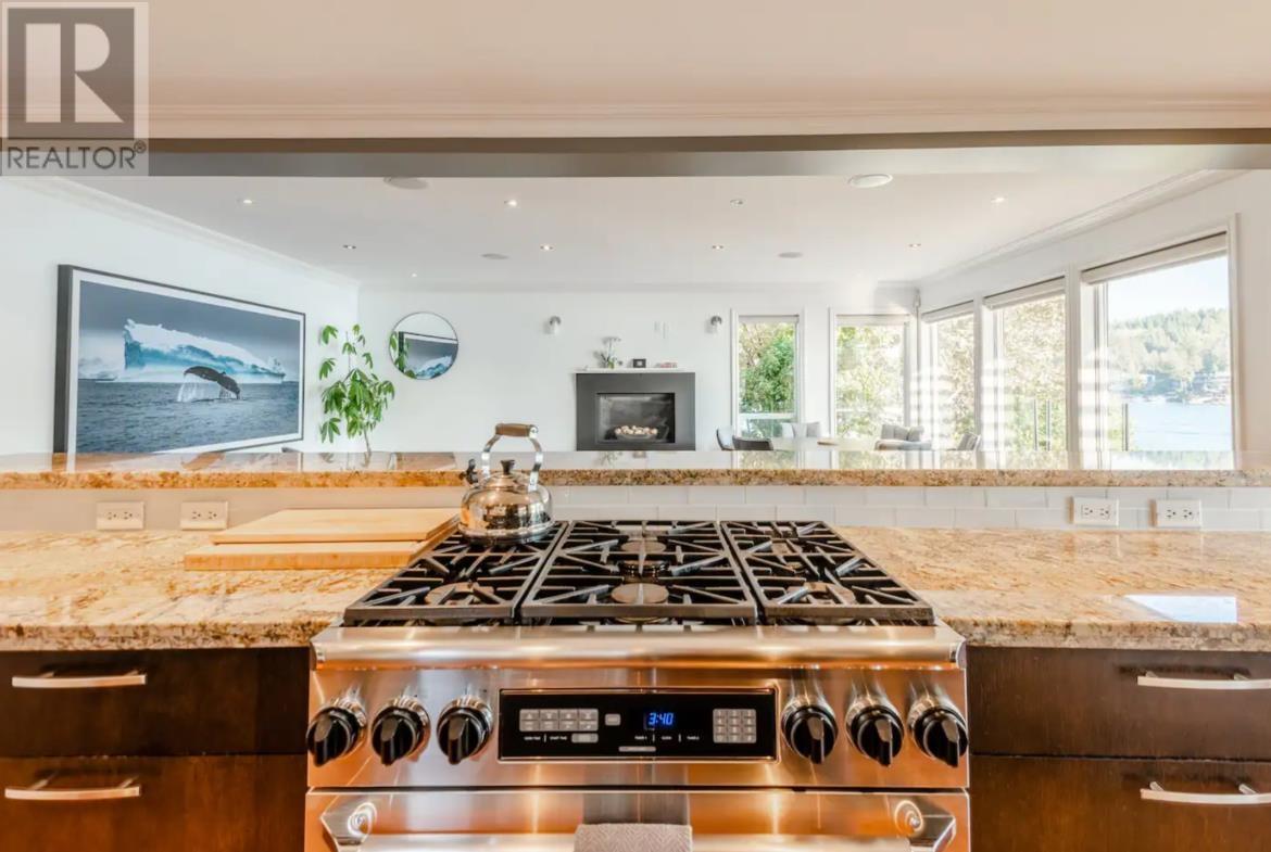 4725 Strathcona Road, North Vancouver, British Columbia  V7G 1G9 - Photo 2 - R2956337