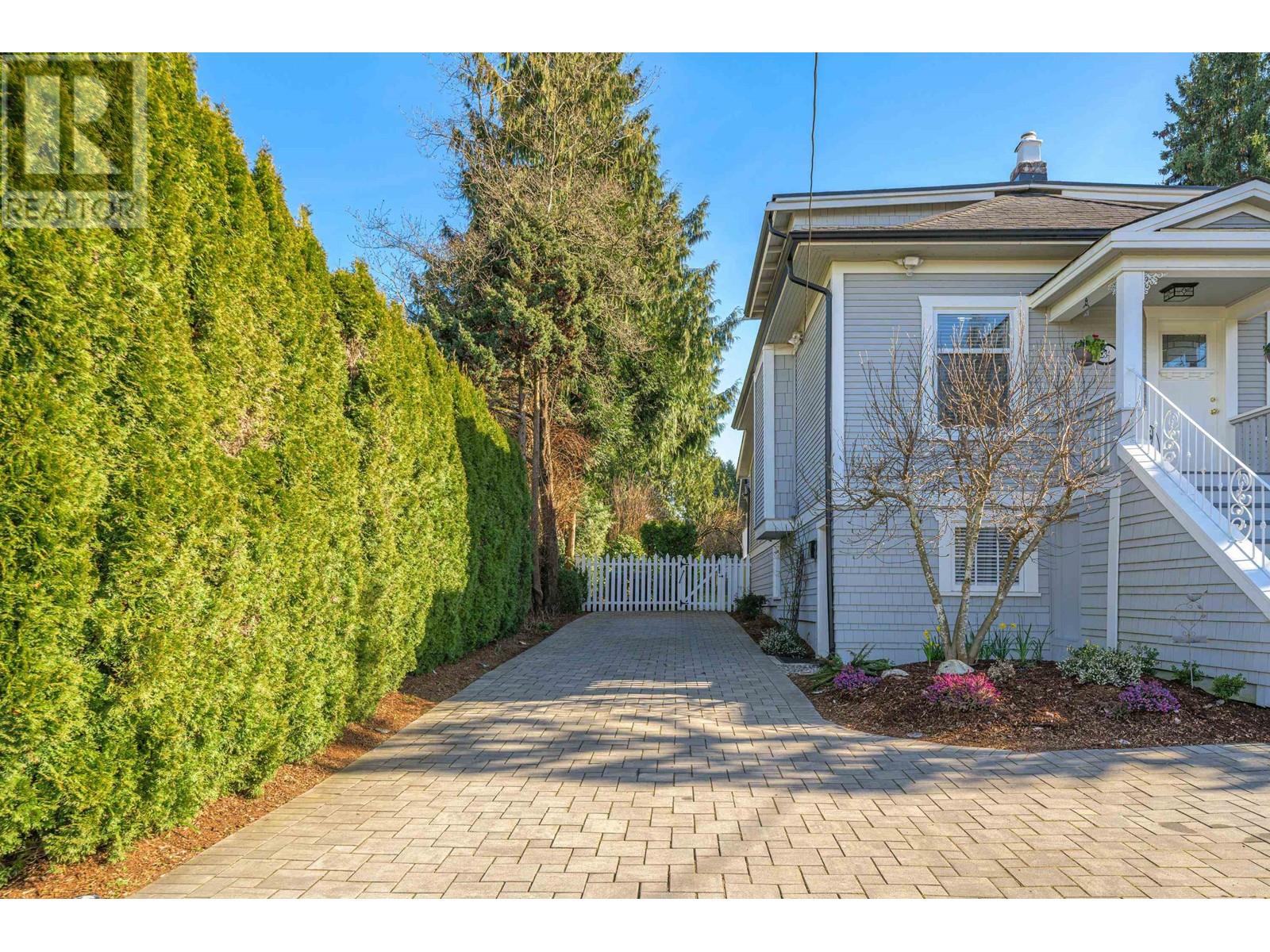 234 Eighth Avenue, New Westminster, British Columbia  V3L 1Y2 - Photo 2 - R2956050
