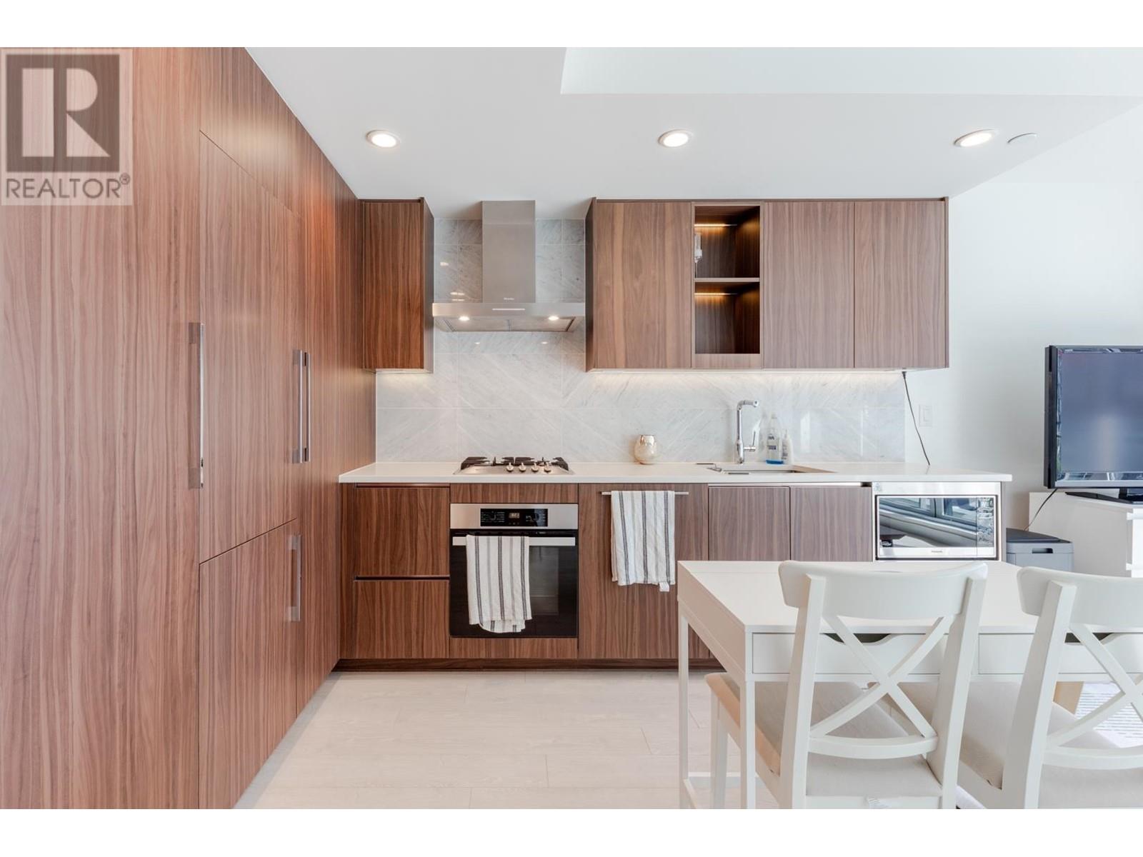 718 1768 Cook Street, Vancouver, British Columbia V5Y 0N3 - Photo 1 - R2956395