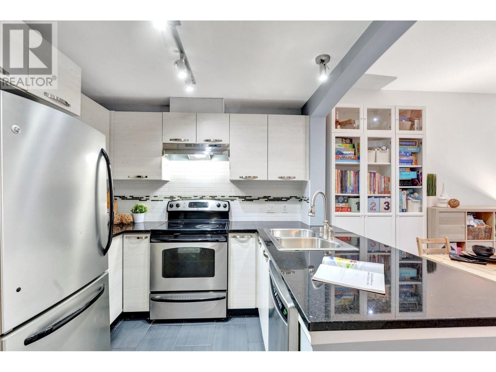 Listing Picture 5 of 31 : 308 7478 BYRNEPARK WALK, Burnaby / 本拿比 - 魯藝地產 Yvonne Lu Group - MLS Medallion Club Member