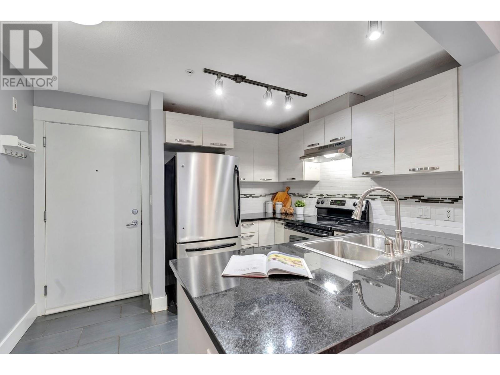 Listing Picture 4 of 31 : 308 7478 BYRNEPARK WALK, Burnaby / 本拿比 - 魯藝地產 Yvonne Lu Group - MLS Medallion Club Member