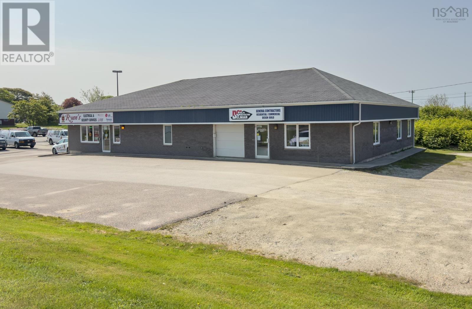 77 Parade Street, Yarmouth, Nova Scotia  B5A 3B3 - Photo 2 - 202500890