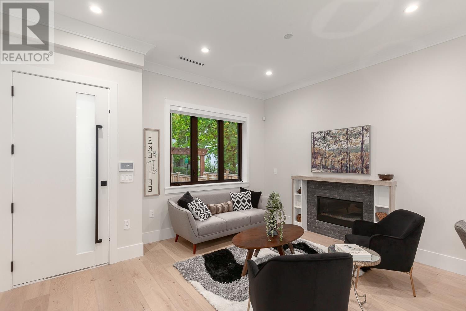 Listing Picture 4 of 26 : 1560 E 10TH AVENUE, Vancouver / 溫哥華 - 魯藝地產 Yvonne Lu Group - MLS Medallion Club Member