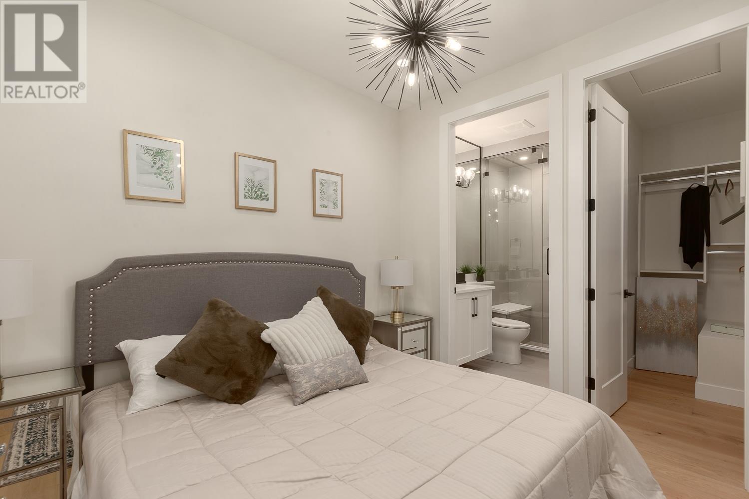 Listing Picture 12 of 26 : 1560 E 10TH AVENUE, Vancouver / 溫哥華 - 魯藝地產 Yvonne Lu Group - MLS Medallion Club Member