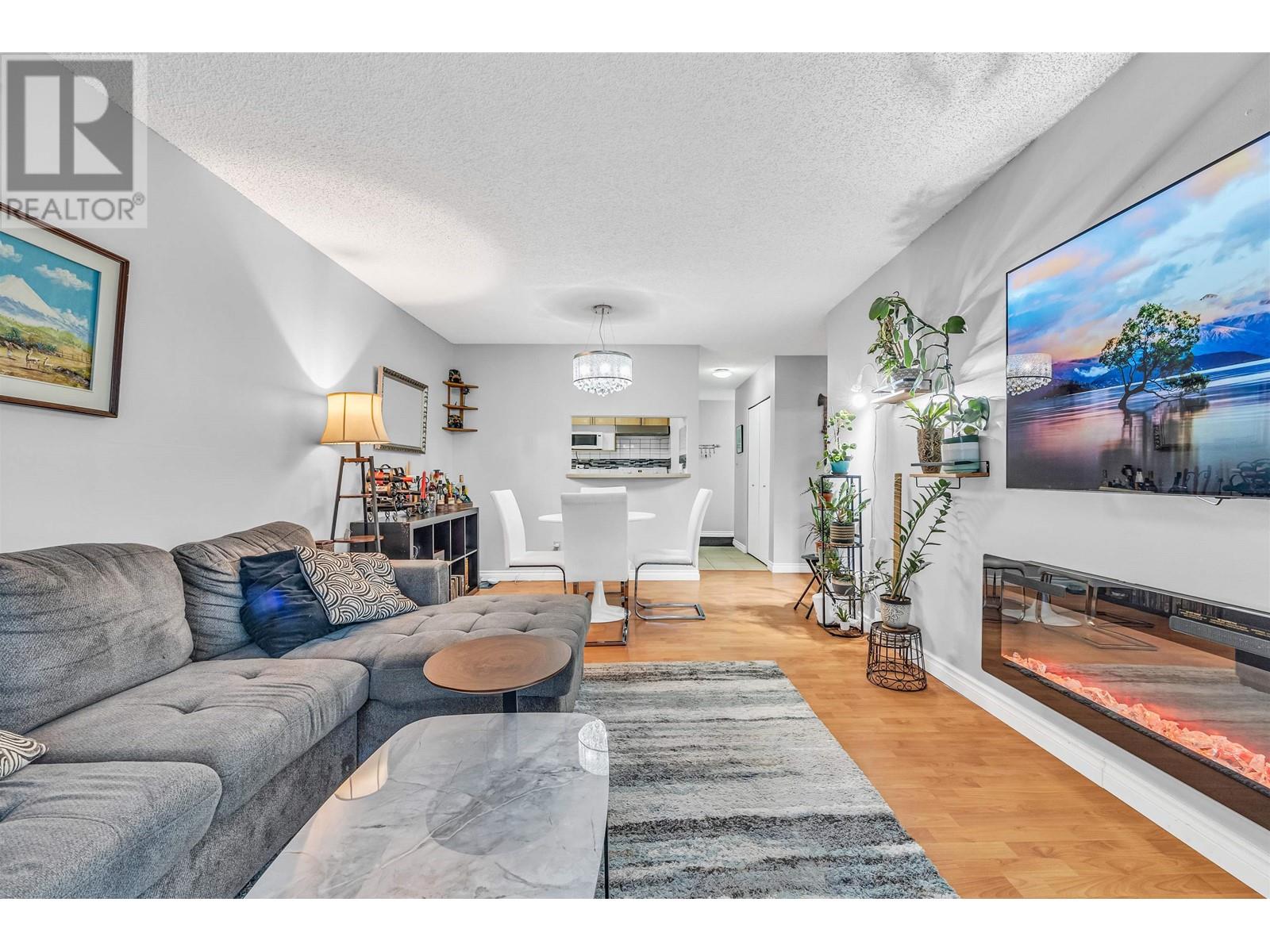 Listing Picture 3 of 22 : 102 8291 PARK ROAD, Richmond / 烈治文 - 魯藝地產 Yvonne Lu Group - MLS Medallion Club Member