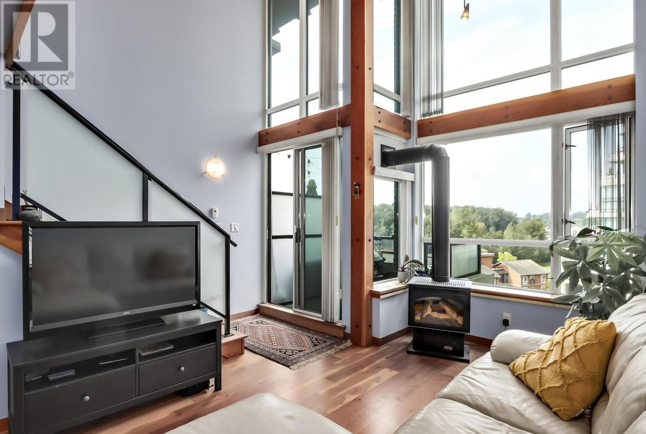 509 10 Renaissance Square, New Westminster, British Columbia V3M 7B1 - Photo 1 - R2956587