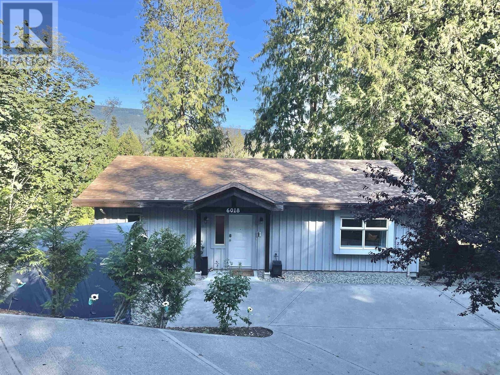 6018 Fairway Avenue, Sechelt, British Columbia  V7Z 0R2 - Photo 2 - R2956674