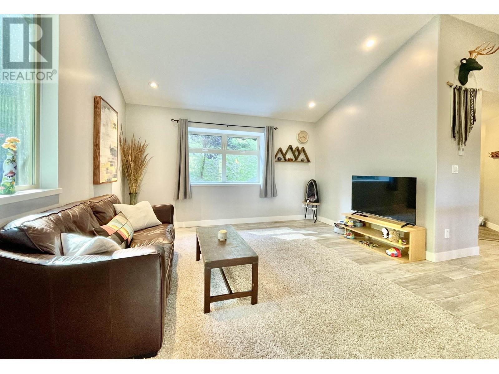 6018 Fairway Avenue, Sechelt, British Columbia  V7Z 0R2 - Photo 6 - R2956674