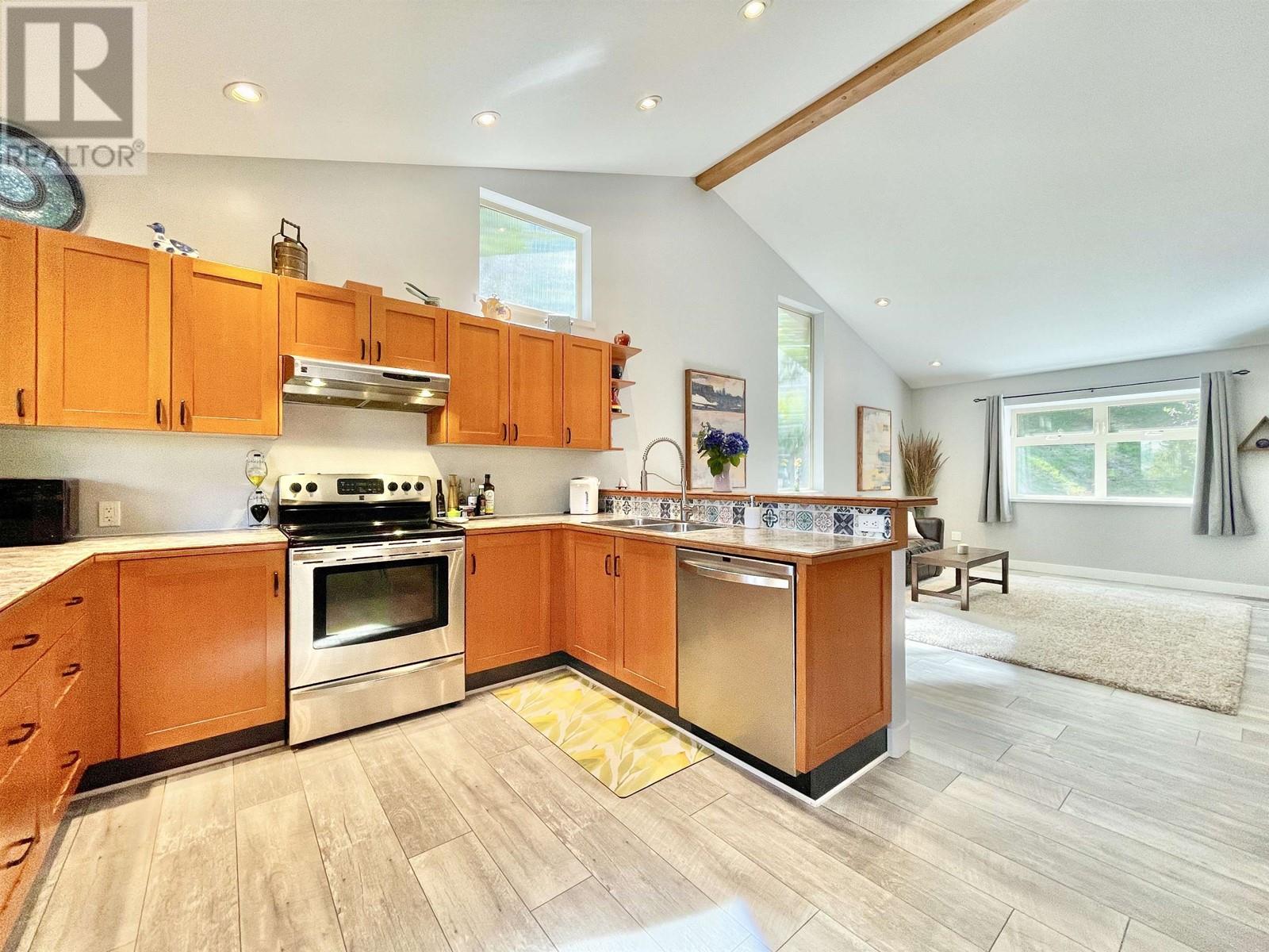 6018 Fairway Avenue, Sechelt, British Columbia  V7Z 0R2 - Photo 7 - R2956674