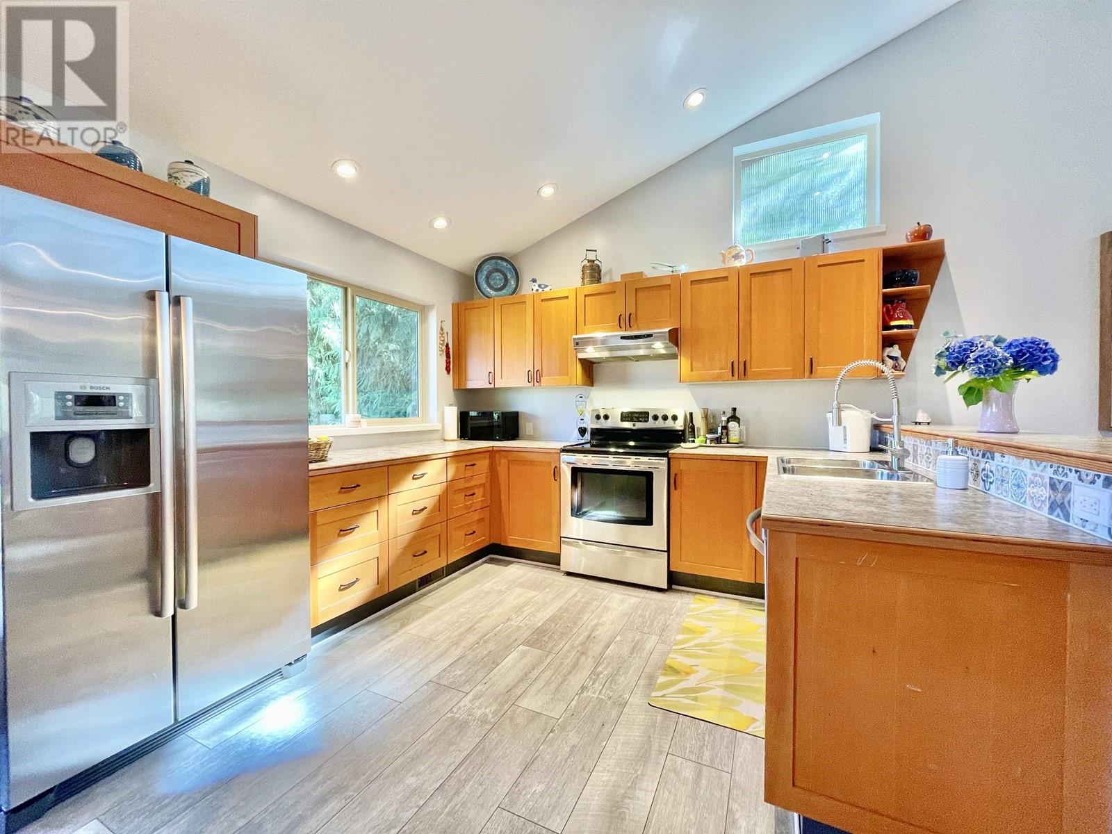 6018 Fairway Avenue, Sechelt, British Columbia  V7Z 0R2 - Photo 8 - R2956674