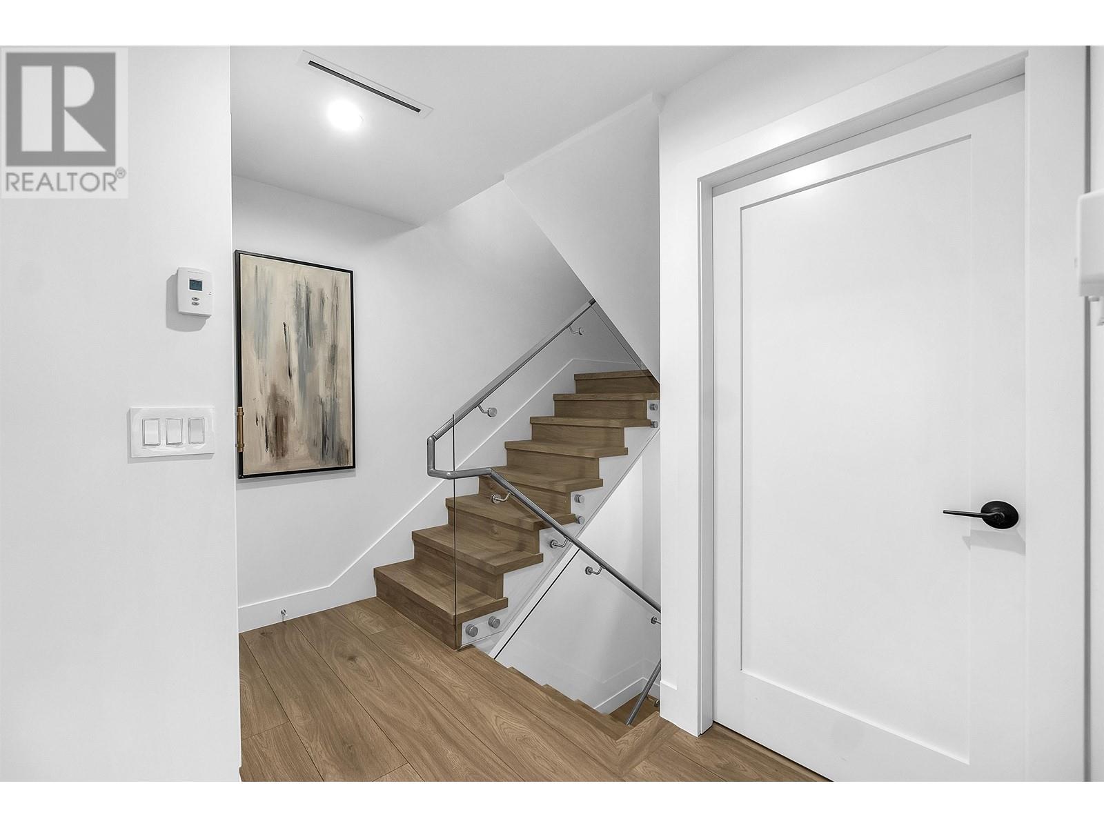 Listing Picture 20 of 29 : 3132 E 20TH AVENUE, Vancouver / 溫哥華 - 魯藝地產 Yvonne Lu Group - MLS Medallion Club Member