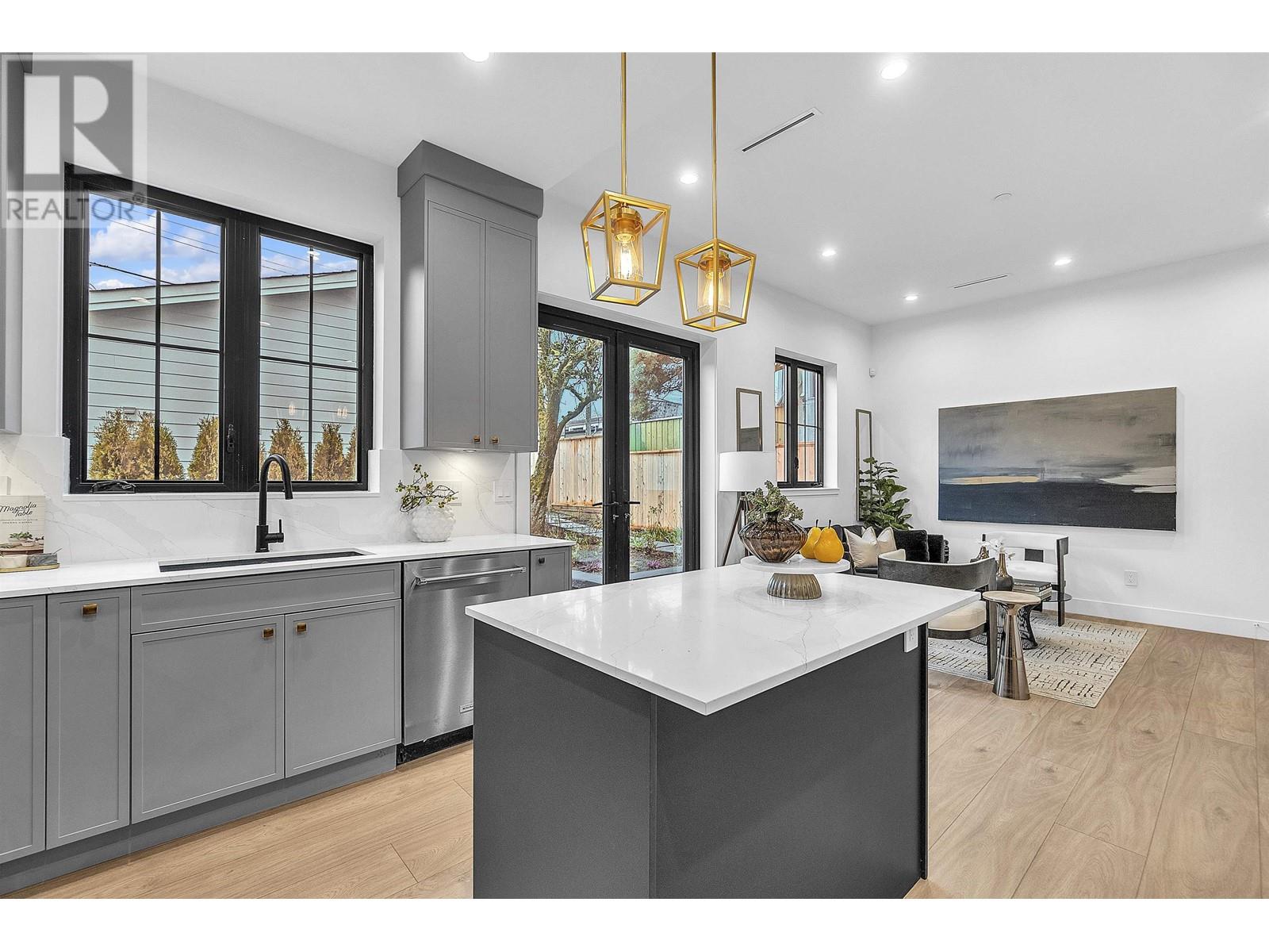 Listing Picture 8 of 29 : 3132 E 20TH AVENUE, Vancouver / 溫哥華 - 魯藝地產 Yvonne Lu Group - MLS Medallion Club Member