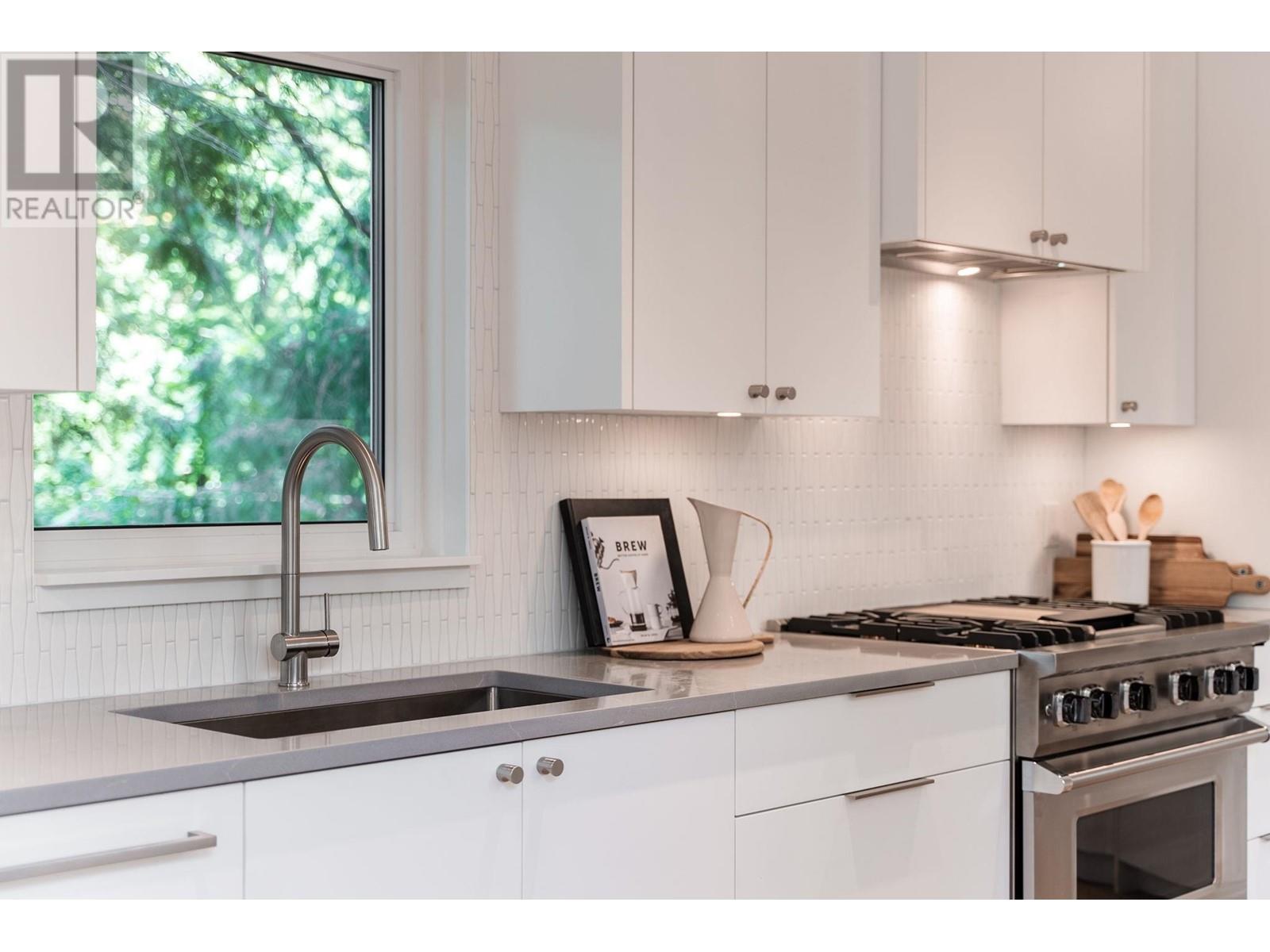 5061 Bear Lane, West Vancouver, British Columbia  V7W 1L2 - Photo 2 - R2956786