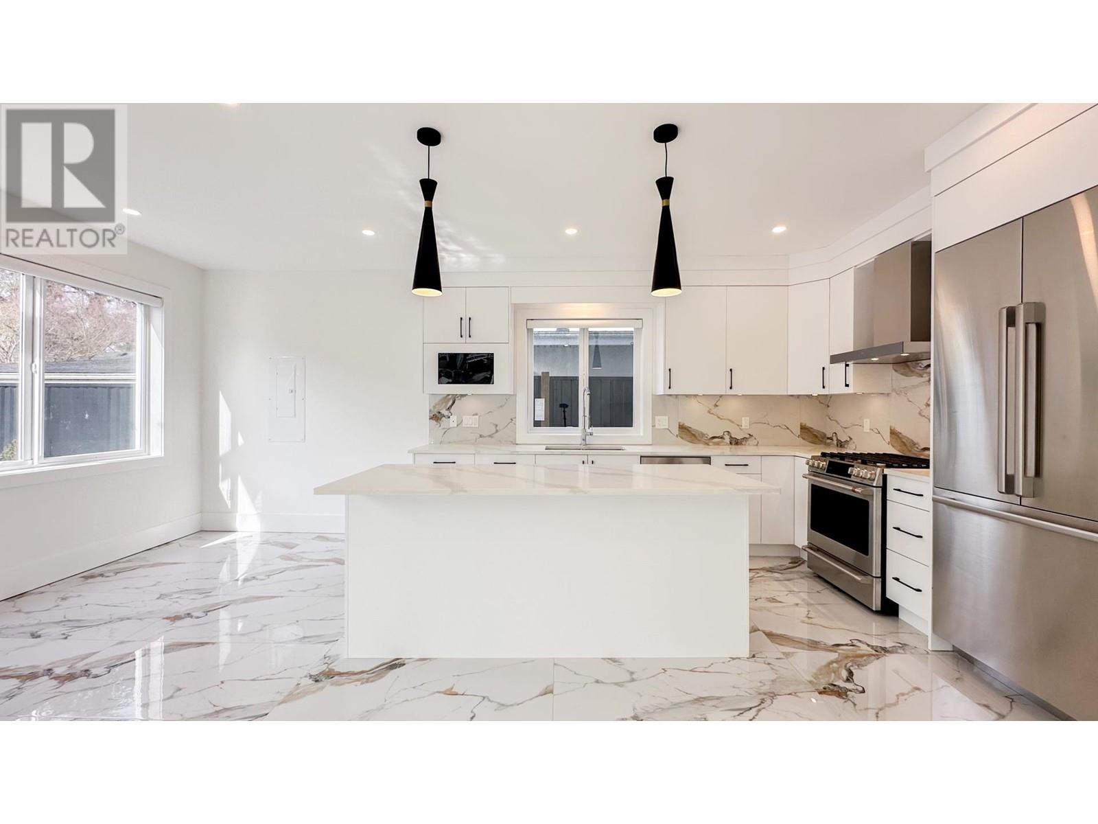 Listing Picture 13 of 31 : 10655 NO. 1 ROAD, Richmond / 烈治文 - 魯藝地產 Yvonne Lu Group - MLS Medallion Club Member